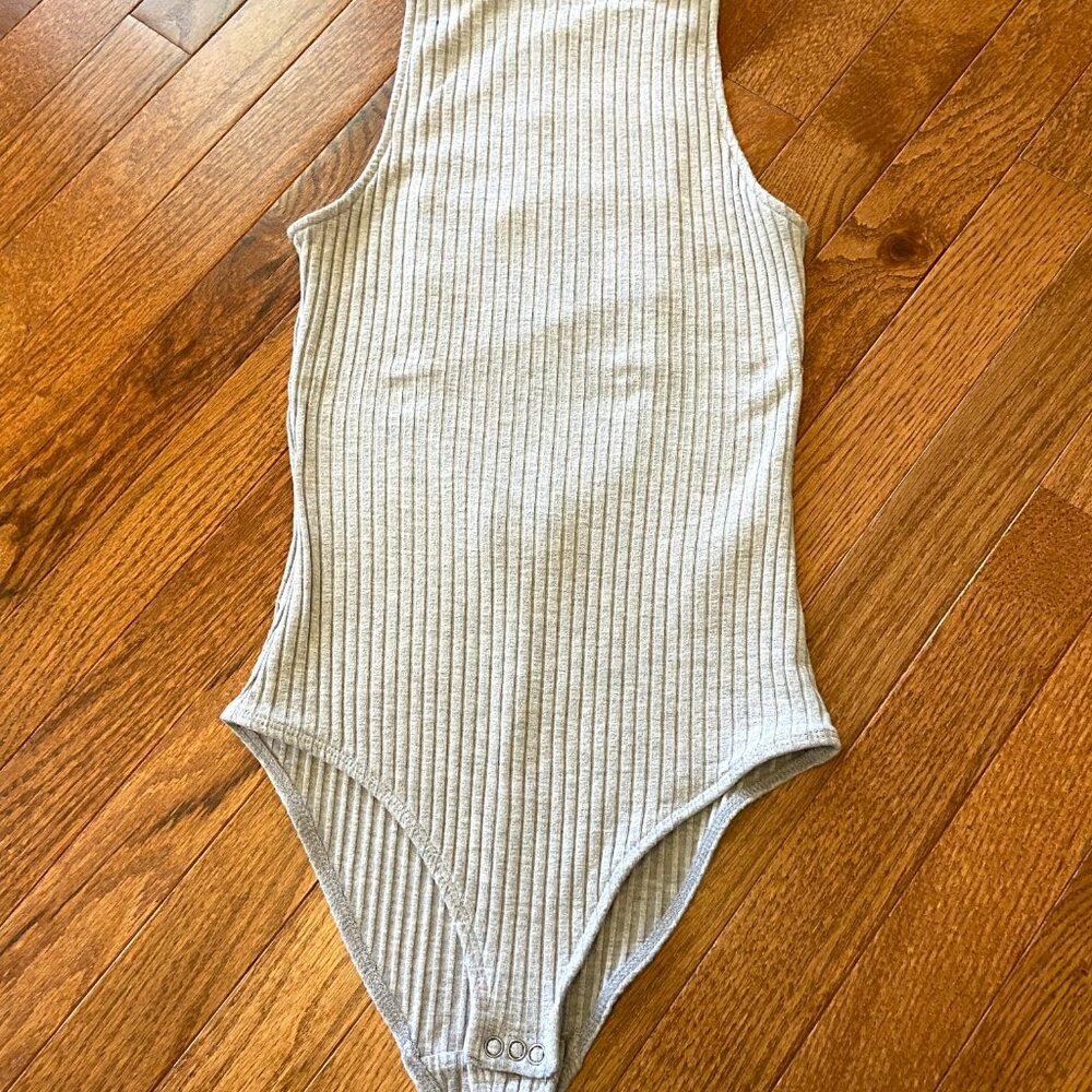 Abercrombie & Fitch light gray ribbed bodysuit, open back with lace up straps - Picture 3 of 7